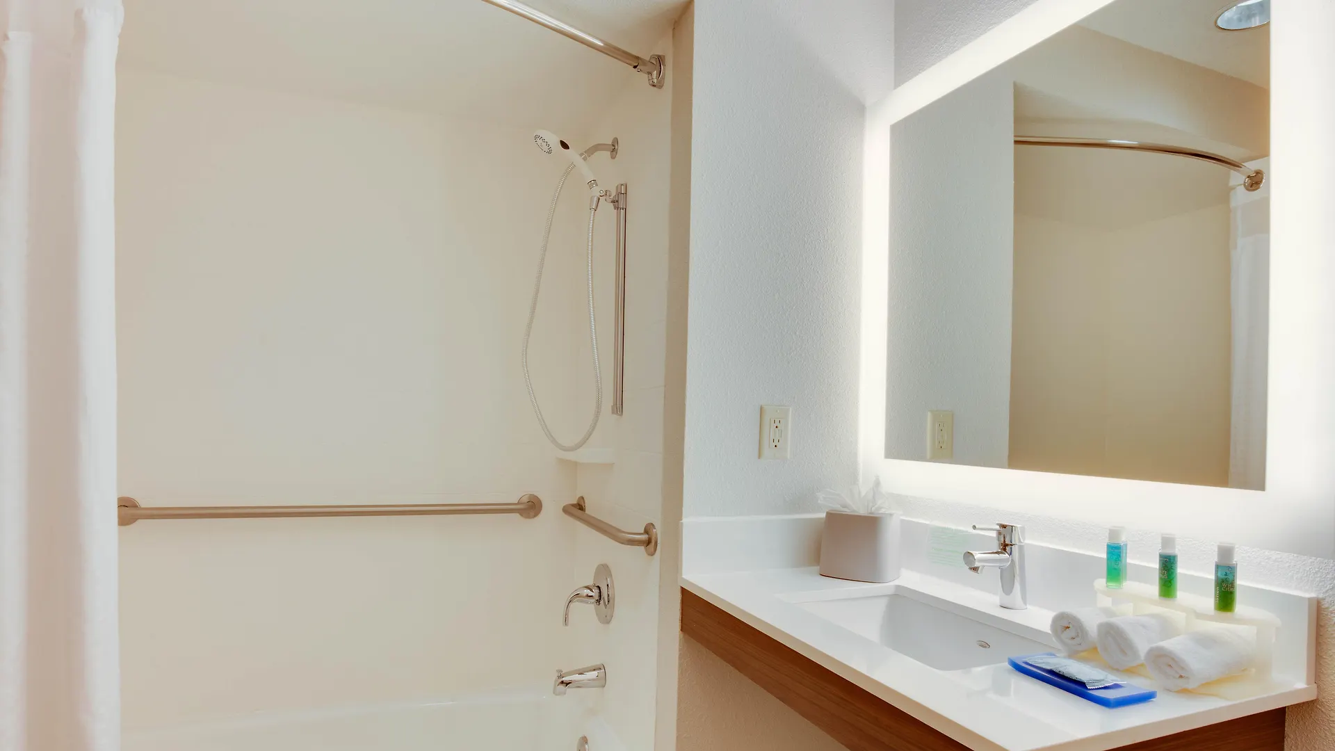 Holiday Inn Express & Suites Orlando International Airport By Ihg 2*,