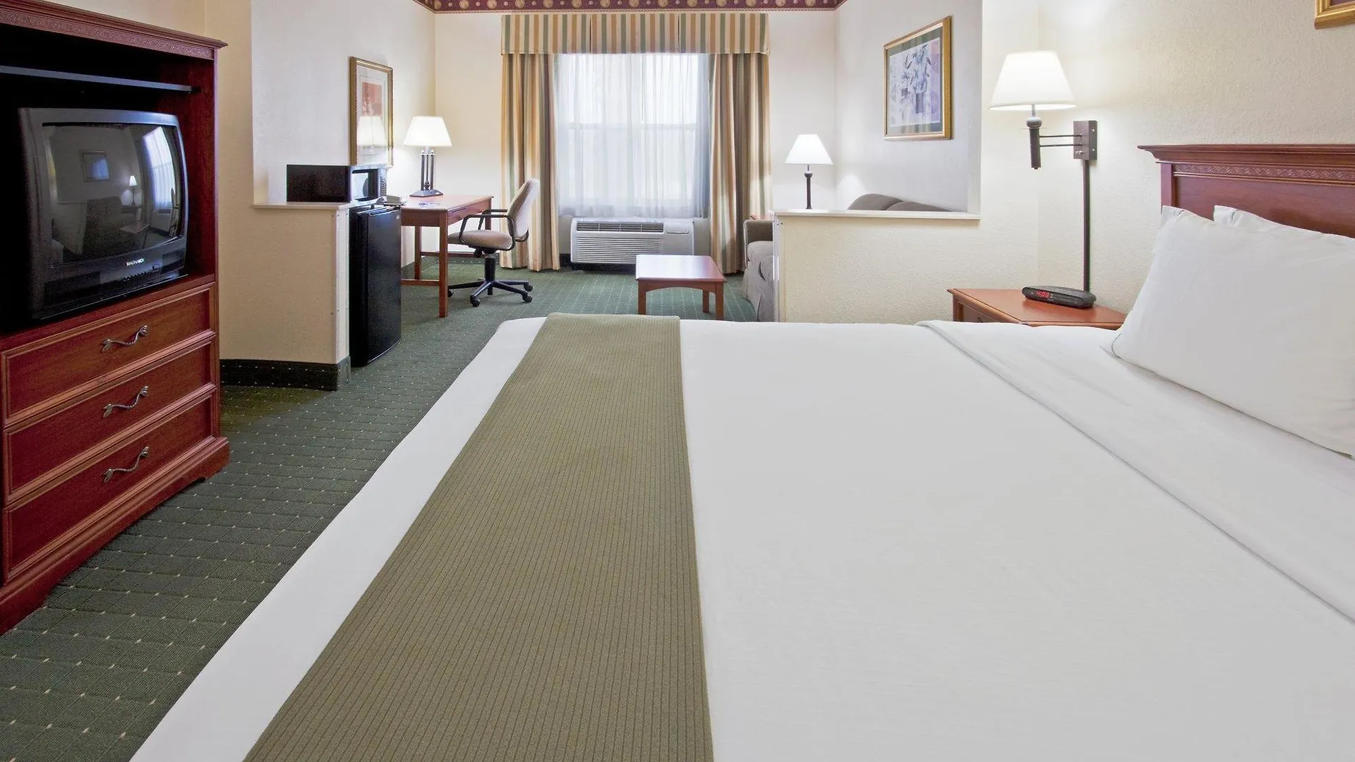 Holiday Inn Express & Suites Orlando International Airport By Ihg 2*,