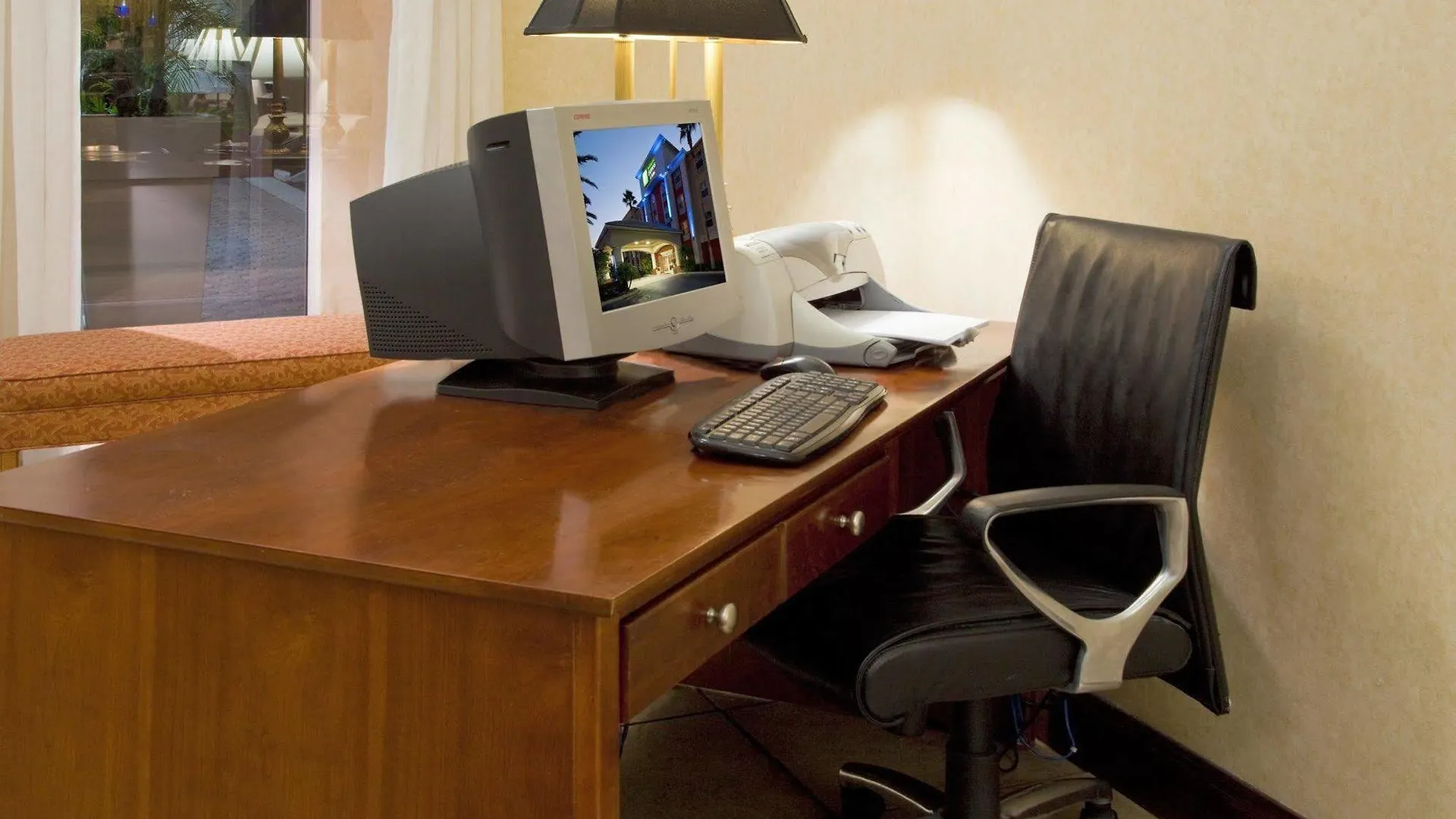 Holiday Inn Express & Suites Orlando International Airport By Ihg 2*,